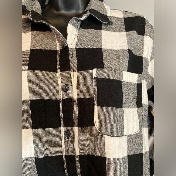 Universal Thread plaid long sleeve button up shirt - Picture 5 of 5
